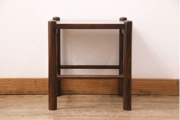 中古　北海道民芸家具　シンプルな佇まいがお部屋に取り入れやすい板座のスツール(花台、サイドテーブル、飾り台)(R-050510)