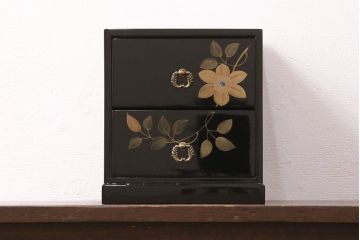 中古　美品　伝統工芸　輪島塗り　凝ったデザインの引手金具と品のある花の絵柄が魅力の小引き出し(チェスト、小物収納、卓上収納)(定価約20万円)(R-050511)