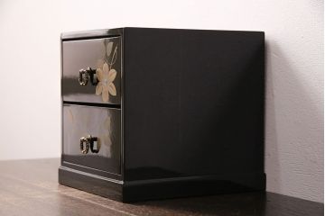 中古　美品　伝統工芸　輪島塗り　凝ったデザインの引手金具と品のある花の絵柄が魅力の小引き出し(チェスト、小物収納、卓上収納)(定価約20万円)(R-050511)
