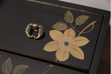 中古　美品　伝統工芸　輪島塗り　凝ったデザインの引手金具と品のある花の絵柄が魅力の小引き出し(チェスト、小物収納、卓上収納)(定価約20万円)(R-050511)