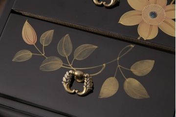 中古　美品　伝統工芸　輪島塗り　凝ったデザインの引手金具と品のある花の絵柄が魅力の小引き出し(チェスト、小物収納、卓上収納)(定価約20万円)(R-050511)