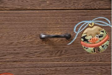 中古　国産　総桐材　可愛らしいデザインの木目込みが魅力的な小引き出し(チェスト、小物収納、卓上収納)(R-050512)