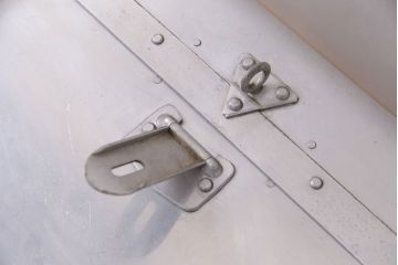 ビンテージ　メンズライクな空間のアクセントにおすすめのアルミ製トランク(船トランク、収納、ディスプレイ、ヴィンテージ)(R-050513)