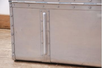 ビンテージ　メンズライクな空間のアクセントにおすすめのアルミ製トランク(船トランク、収納、ディスプレイ、ヴィンテージ)(R-050513)