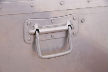 ビンテージ雑貨　メンズライクな空間のアクセントにおすすめのアルミ製トランク(船トランク、収納、ディスプレイ、ヴィンテージ)(R-050513)