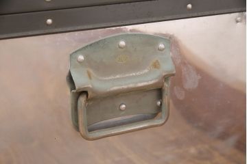 ヴィンテージ雑貨　KOWA(コーワ)　インダストリアルの空間づくりにおすすめのアルミ製トランク(船トランク、ディスプレイ、収納、ビンテージ)(R-050514)