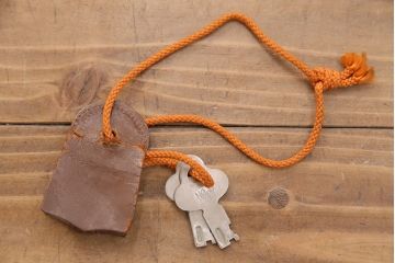 ヴィンテージ雑貨　KOWA(コーワ)　インダストリアルの空間づくりにおすすめのアルミ製トランク(船トランク、ディスプレイ、収納、ビンテージ)(R-050514)