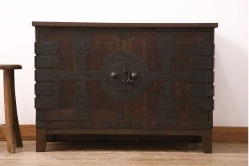 当店リメイク　脚付き・天板付き　桐材　十字金具がかっこいい!観音開きの時代箪笥ローボード(引き出し、テレビボード、テレビ台)(R-050518)