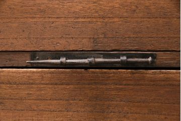 当店リメイク　脚付き・天板付き　桐材　十字金具がかっこいい!観音開きの時代箪笥ローボード(引き出し、テレビボード、テレビ台)(R-050518)