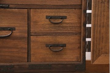 当店リメイク　脚付き・天板付き　桐材　十字金具がかっこいい!観音開きの時代箪笥ローボード(引き出し、テレビボード、テレビ台)(R-050518)