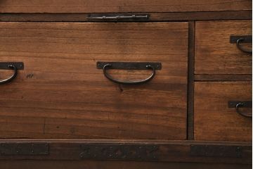 当店リメイク　脚付き・天板付き　桐材　十字金具がかっこいい!観音開きの時代箪笥ローボード(引き出し、テレビボード、テレビ台)(R-050518)