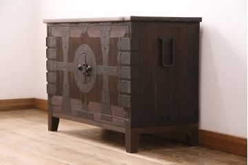 当店リメイク　脚付き・天板付き　桐材　十字金具がかっこいい!観音開きの時代箪笥ローボード(引き出し、テレビボード、テレビ台)(R-050518)