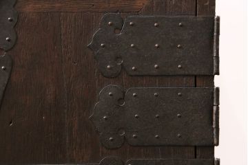 当店リメイク　脚付き・天板付き　桐材　十字金具がかっこいい!観音開きの時代箪笥ローボード(引き出し、テレビボード、テレビ台)(R-050518)