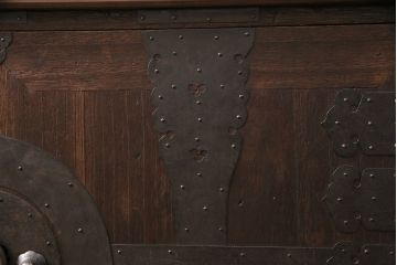 当店リメイク　脚付き・天板付き　桐材　十字金具がかっこいい!観音開きの時代箪笥ローボード(引き出し、テレビボード、テレビ台)(R-050518)