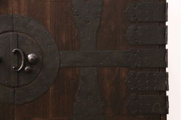 当店リメイク　脚付き・天板付き　桐材　十字金具がかっこいい!観音開きの時代箪笥ローボード(引き出し、テレビボード、テレビ台)(R-050518)