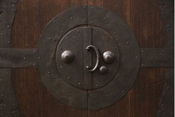 当店リメイク　脚付き・天板付き　桐材　十字金具がかっこいい!観音開きの時代箪笥ローボード(引き出し、テレビボード、テレビ台)(R-050518)