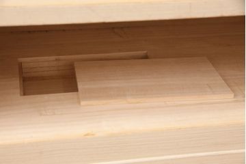 中古　伝統工芸士・町田金三郎作　かくし付き　透かしの引手が魅力!上品な雰囲気を醸し出す総桐箪笥(並厚、桐たんす)(衣装箪笥、引き出し、チェスト、桐たんす)(R-050522)