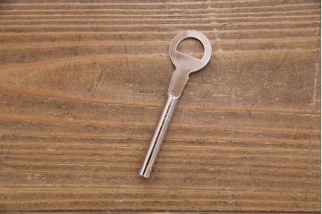 中古　伝統工芸士・町田金三郎作　かくし付き　透かしの引手が魅力!上品な雰囲気を醸し出す総桐箪笥(並厚、桐たんす)(衣装箪笥、引き出し、チェスト、桐たんす)(R-050522)