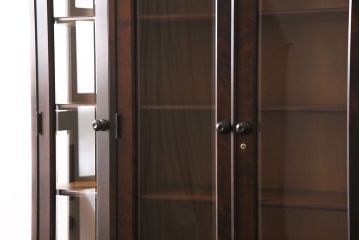 中古　北海道民芸家具　OM151　重厚感と気品漂う飾り棚(食器棚、キャビネット)(定価約80万円)(R-050523)