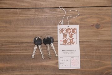 中古　北海道民芸家具　OM151　重厚感と気品漂う飾り棚(食器棚、キャビネット)(定価約80万円)(R-050523)