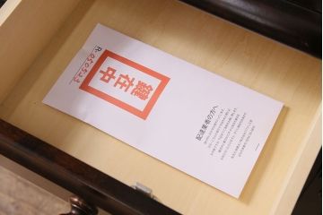 中古　北海道民芸家具　OM151　重厚感と気品漂う飾り棚(食器棚、キャビネット)(定価約80万円)(R-050523)