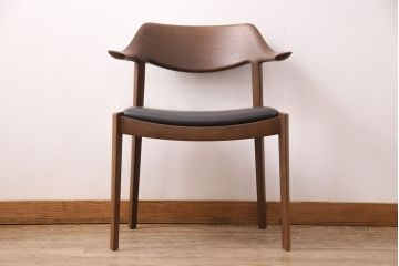 中古　展示美品　2016年製　CONDE HOUSE(カンディハウス)　ウイングラックスシリーズ　ウォールナットの滑らかな木肌とスタイリッシュなデザインが魅力のアームチェア(定価約9万3千円)(牛皮、ダイニングチェア)(R-050526)