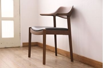 中古　展示美品　2016年製　CONDE HOUSE(カンディハウス)　ウイングラックスシリーズ　ウォールナットの滑らかな木肌とスタイリッシュなデザインが魅力のアームチェア(定価約9万3千円)(牛皮、ダイニングチェア)(R-050526)