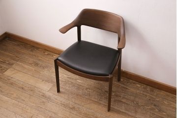中古　展示美品　2016年製　CONDE HOUSE(カンディハウス)　ウイングラックスシリーズ　ウォールナットの滑らかな木肌とスタイリッシュなデザインが魅力のアームチェア(定価約9万3千円)(牛皮、ダイニングチェア)(R-050526)