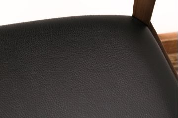中古　展示美品　2016年製　CONDE HOUSE(カンディハウス)　ウイングラックスシリーズ　ウォールナットの滑らかな木肌とスタイリッシュなデザインが魅力のアームチェア(定価約9万3千円)(牛皮、ダイニングチェア)(R-050526)