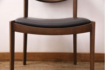 中古　展示美品　2016年製　CONDE HOUSE(カンディハウス)　ウイングラックスシリーズ　ウォールナットの滑らかな木肌とスタイリッシュなデザインが魅力のアームチェア(定価約9万3千円)(牛皮、ダイニングチェア)(R-050526)