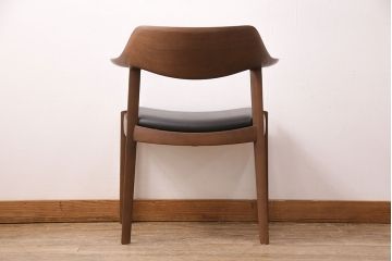 中古　展示美品　2016年製　CONDE HOUSE(カンディハウス)　ウイングラックスシリーズ　ウォールナットの滑らかな木肌とスタイリッシュなデザインが魅力のアームチェア(定価約9万3千円)(牛皮、ダイニングチェア)(R-050526)