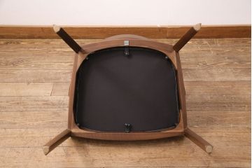 中古　展示美品　2016年製　CONDE HOUSE(カンディハウス)　ウイングラックスシリーズ　ウォールナットの滑らかな木肌とスタイリッシュなデザインが魅力のアームチェア(定価約9万3千円)(牛皮、ダイニングチェア)(R-050526)