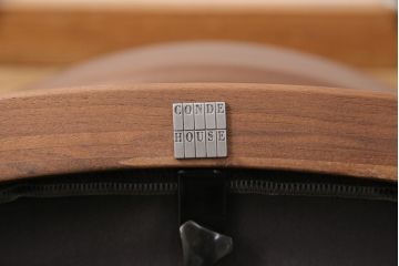 中古　展示美品　2016年製　CONDE HOUSE(カンディハウス)　ウイングラックスシリーズ　ウォールナットの滑らかな木肌とスタイリッシュなデザインが魅力のアームチェア(定価約9万3千円)(牛皮、ダイニングチェア)(R-050526)