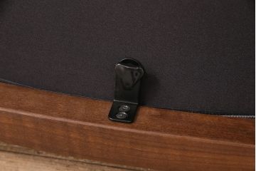 中古　展示美品　2016年製　CONDE HOUSE(カンディハウス)　ウイングラックスシリーズ　ウォールナットの滑らかな木肌とスタイリッシュなデザインが魅力のアームチェア(定価約9万3千円)(牛皮、ダイニングチェア)(R-050526)