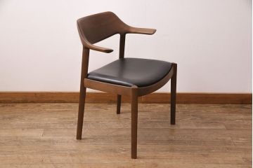 中古　展示美品　2016年製　CONDE HOUSE(カンディハウス)　ウイングラックスシリーズ　ウォールナットの滑らかな木肌とスタイリッシュなデザインが魅力のアームチェア(定価約9万3千円)(牛皮、ダイニングチェア)(R-050527)