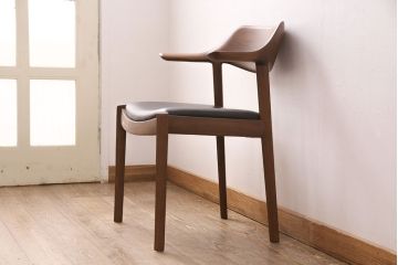 中古　展示美品　2016年製　CONDE HOUSE(カンディハウス)　ウイングラックスシリーズ　ウォールナットの滑らかな木肌とスタイリッシュなデザインが魅力のアームチェア(定価約9万3千円)(牛皮、ダイニングチェア)(R-050527)