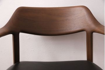 中古　展示美品　2016年製　CONDE HOUSE(カンディハウス)　ウイングラックスシリーズ　ウォールナットの滑らかな木肌とスタイリッシュなデザインが魅力のアームチェア(定価約9万3千円)(牛皮、ダイニングチェア)(R-050527)