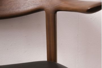 中古　展示美品　2016年製　CONDE HOUSE(カンディハウス)　ウイングラックスシリーズ　ウォールナットの滑らかな木肌とスタイリッシュなデザインが魅力のアームチェア(定価約9万3千円)(牛皮、ダイニングチェア)(R-050527)