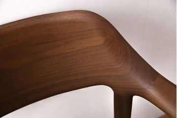 中古　展示美品　2016年製　CONDE HOUSE(カンディハウス)　ウイングラックスシリーズ　ウォールナットの滑らかな木肌とスタイリッシュなデザインが魅力のアームチェア(定価約9万3千円)(牛皮、ダイニングチェア)(R-050527)