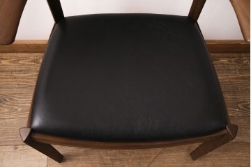 中古　展示美品　2016年製　CONDE HOUSE(カンディハウス)　ウイングラックスシリーズ　ウォールナットの滑らかな木肌とスタイリッシュなデザインが魅力のアームチェア(定価約9万3千円)(牛皮、ダイニングチェア)(R-050527)