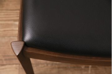 中古　展示美品　2016年製　CONDE HOUSE(カンディハウス)　ウイングラックスシリーズ　ウォールナットの滑らかな木肌とスタイリッシュなデザインが魅力のアームチェア(定価約9万3千円)(牛皮、ダイニングチェア)(R-050527)