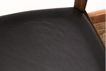 中古　展示美品　2016年製　CONDE HOUSE(カンディハウス)　ウイングラックスシリーズ　ウォールナットの滑らかな木肌とスタイリッシュなデザインが魅力のアームチェア(定価約9万3千円)(牛皮、ダイニングチェア)(R-050527)