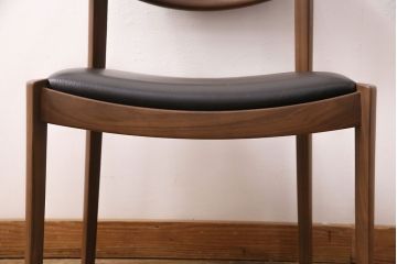 中古　展示美品　2016年製　CONDE HOUSE(カンディハウス)　ウイングラックスシリーズ　ウォールナットの滑らかな木肌とスタイリッシュなデザインが魅力のアームチェア(定価約9万3千円)(牛皮、ダイニングチェア)(R-050527)