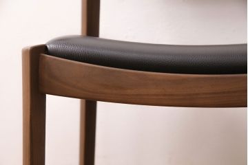 中古　展示美品　2016年製　CONDE HOUSE(カンディハウス)　ウイングラックスシリーズ　ウォールナットの滑らかな木肌とスタイリッシュなデザインが魅力のアームチェア(定価約9万3千円)(牛皮、ダイニングチェア)(R-050527)