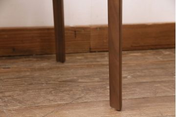 中古　展示美品　2016年製　CONDE HOUSE(カンディハウス)　ウイングラックスシリーズ　ウォールナットの滑らかな木肌とスタイリッシュなデザインが魅力のアームチェア(定価約9万3千円)(牛皮、ダイニングチェア)(R-050527)