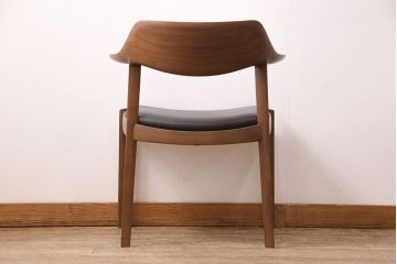 中古　展示美品　2016年製　CONDE HOUSE(カンディハウス)　ウイングラックスシリーズ　ウォールナットの滑らかな木肌とスタイリッシュなデザインが魅力のアームチェア(定価約9万3千円)(牛皮、ダイニングチェア)(R-050527)
