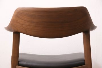 中古　展示美品　2016年製　CONDE HOUSE(カンディハウス)　ウイングラックスシリーズ　ウォールナットの滑らかな木肌とスタイリッシュなデザインが魅力のアームチェア(定価約9万3千円)(牛皮、ダイニングチェア)(R-050527)