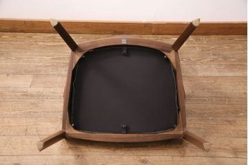 中古　展示美品　2016年製　CONDE HOUSE(カンディハウス)　ウイングラックスシリーズ　ウォールナットの滑らかな木肌とスタイリッシュなデザインが魅力のアームチェア(定価約9万3千円)(牛皮、ダイニングチェア)(R-050527)