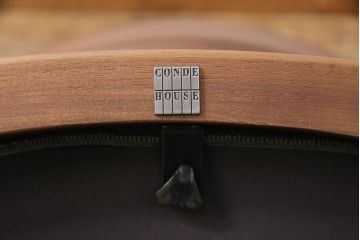 中古　展示美品　2016年製　CONDE HOUSE(カンディハウス)　ウイングラックスシリーズ　ウォールナットの滑らかな木肌とスタイリッシュなデザインが魅力のアームチェア(定価約9万3千円)(牛皮、ダイニングチェア)(R-050527)