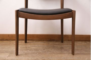 中古　展示美品　2016年製　CONDE HOUSE(カンディハウス)　ウイングラックスシリーズ　ウォールナットの滑らかな木肌とスタイリッシュなデザインが魅力のアームチェア(定価約9万3千円)(牛皮、ダイニングチェア)(R-050528)